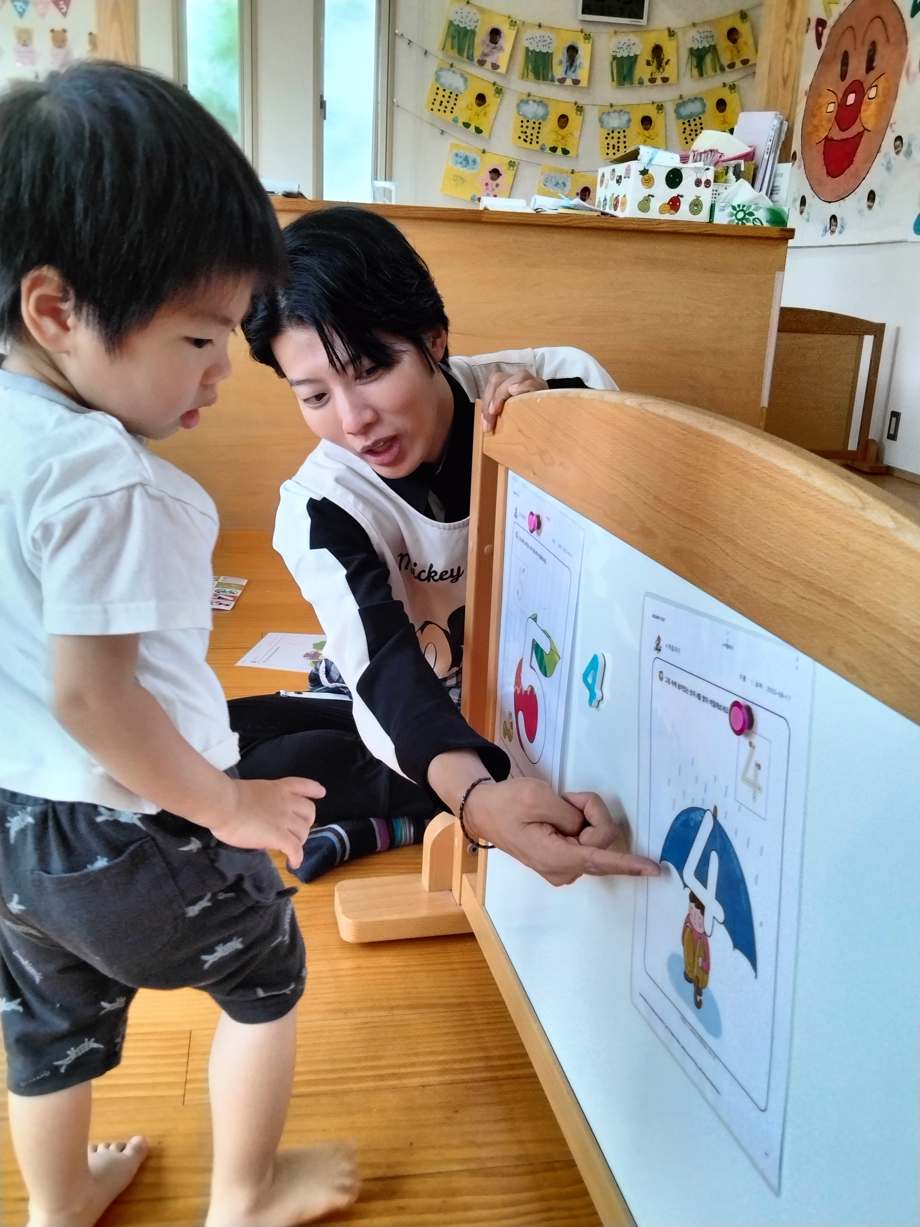 韓国語教室で学ぶ子どもたちの様子