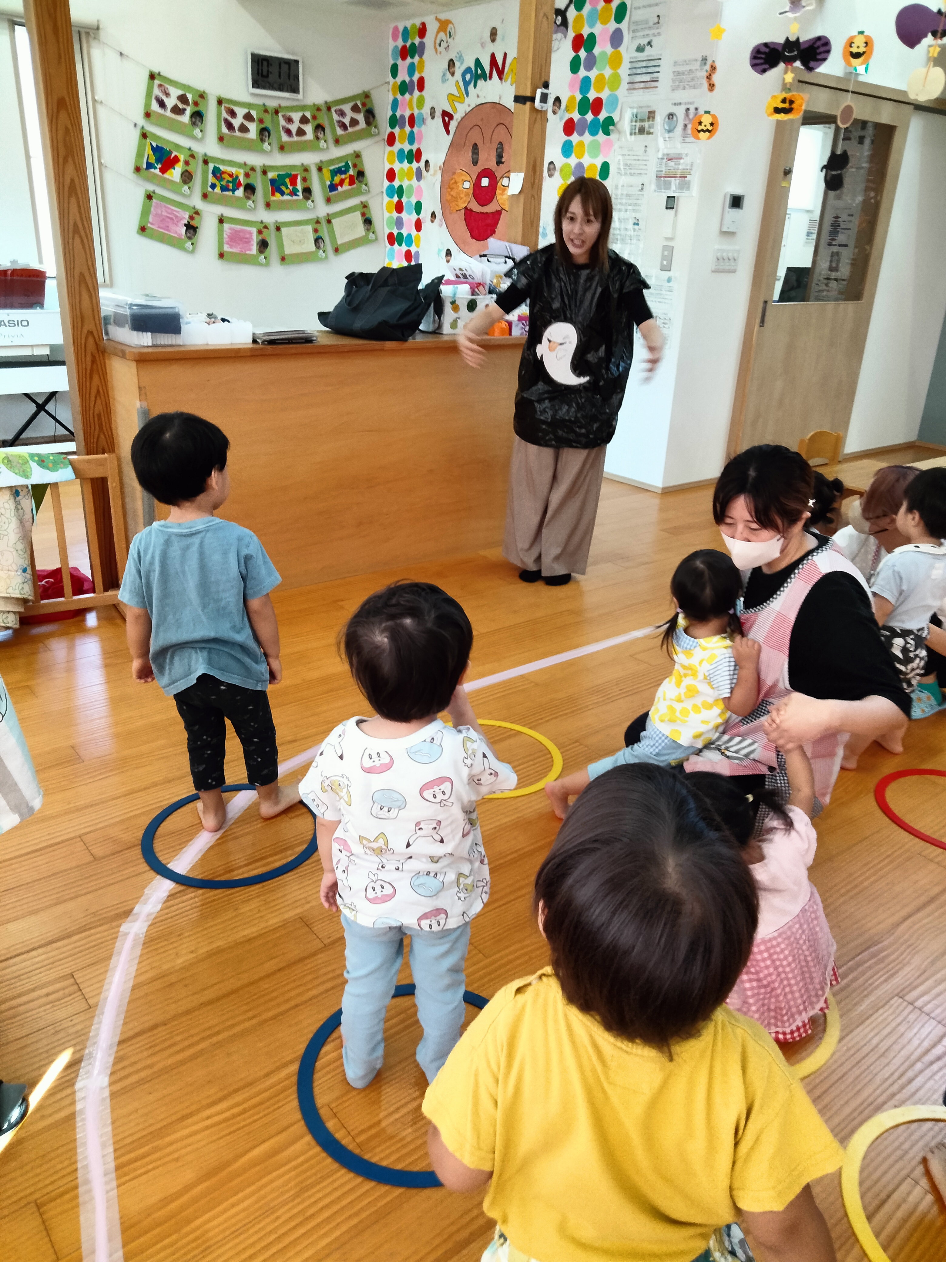 英会話教室で学ぶ子どもたちの様子